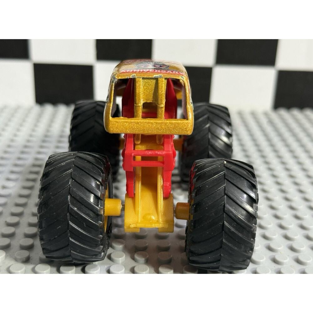 GOLD Spin Master Monster Jam 40th Anniversary Grave Digger Truck 1:64 - Picture 7 of 7